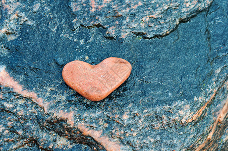 艺术红色石头心深背景上的心形石头深色背景上的心形石头红色心海浪漫的图片