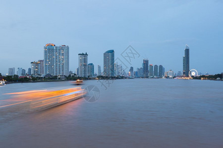 运输曼谷市在的摩天大楼里位于清光闪耀的城市风景中首都船建筑学高清图片素材