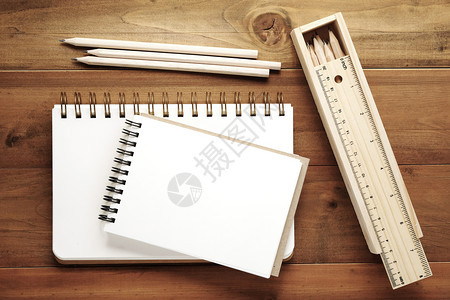 空白纸条书本笔记木材背景上的标尺和铅笔盒带有文本复制空间的模板软垫办公室为了图片