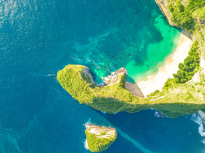 一个热带岛屿的落岩海岸空浅滩和小岛Sunny天气空中观视半岛有一个空海滩和小岛屿空中观光海景放松水图片