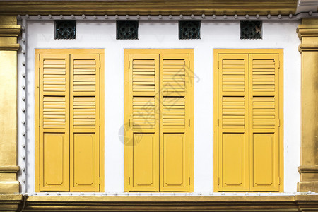 建筑学三扇黄色窗口门的图像白色复古图片