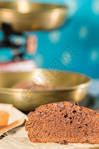 一块美味的自制巧克力蛋糕奶油厨师结霜图片