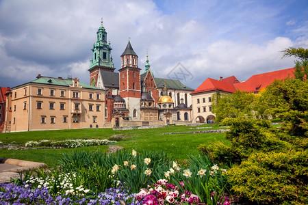 波兰KrakowWawel城堡布满了公园和大教堂的圆丘在Wawel城堡和绿公园的一个云层天空背景的大教堂中镇旅行城市图片