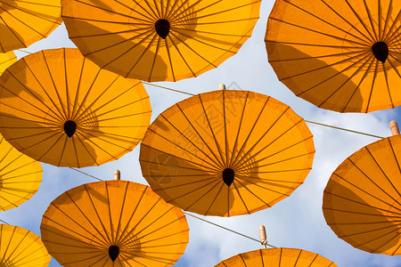 目的泰国在户外挂着黄色雨伞的许多装饰品高架图片