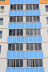 蓝色的有人居住建成的高楼对着蓝天图片