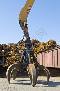 一只爪子在废铁堆前被一个巨大的起重机刺中械的液压生锈图片