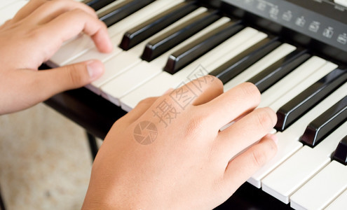 儿童弹钢琴图片