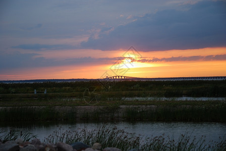 水将奥兰岛与瑞典大陆连接起来的奥兰桥多姿彩的日落橙芦苇图片