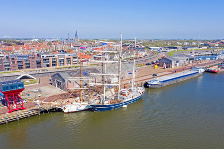 桅杆从哈林根市起飞的航空在荷兰有传统帆船和经典的建筑物图片