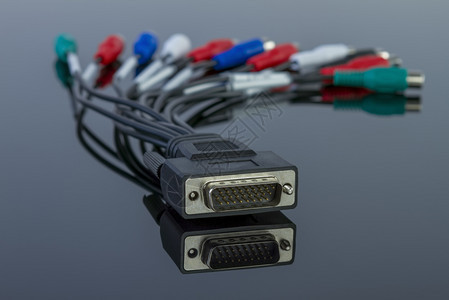 信号杰克声音的Tv频视电缆连接器在黑色光彩背景上有多重连接图片