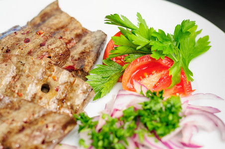 炸牛肉或猪肝和新鲜蔬菜沙拉在盘上加蔬的炒牛肉肝晚餐洋葱美食图片