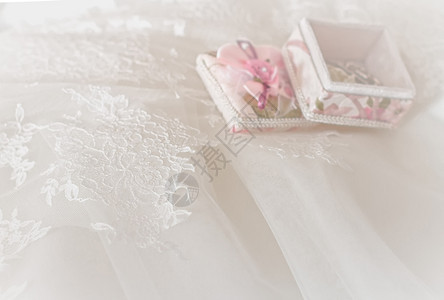 新娘婚礼配饰背景失焦婚礼丝带镂空弓图片