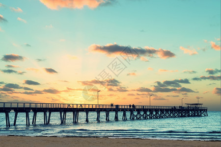 橙澳洲GrangeJettyAdelaide的美丽日落光束丰富多彩的图片