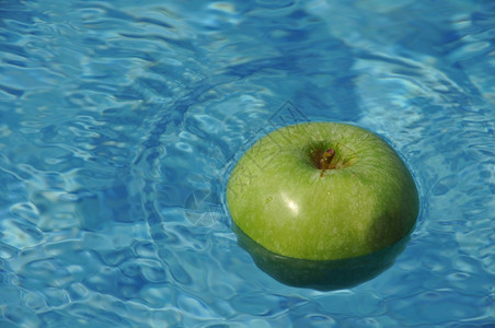 水中漂浮的青苹果图片