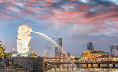 日落时新加坡明瑞娜湾的天线景观雕像图片