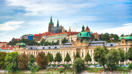 欧洲的捷克布拉格2019年月6日布拉格及其最顶端的城堡大教堂河图片
