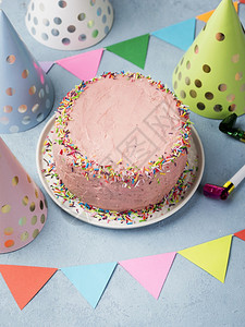 最佳建筑物帽子带有党的高角方形式粉色蛋糕背景图片