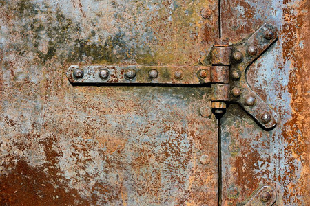 铰链背景和纹理铁门生锈的金属表面上有刺动的锁链工业抽象的金属铁门细节垃圾摇滚质地图片