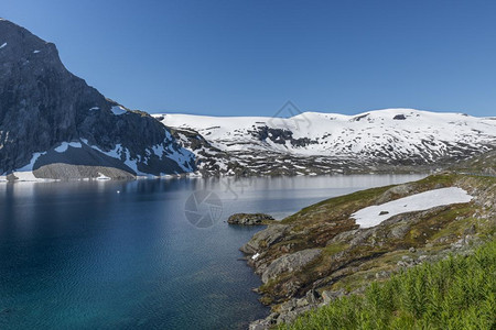 挪威著名的公路也称为51号公路或比斯莫附近Bigdinvegen夏季在山上的fjord和白鼻子上有蓝水湖国民旅行图片