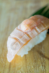 一顿饭蔬菜灰鲑鱼寿司日本食品的木材风格餐厅图片