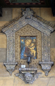 神圣精母玛利亚与婴儿在意大利摩德纳的房屋外墙历史图片