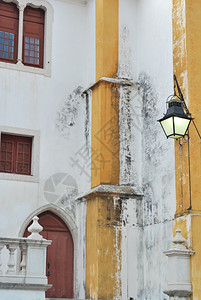 古董灯的旧教堂细节建筑的老天主教图片