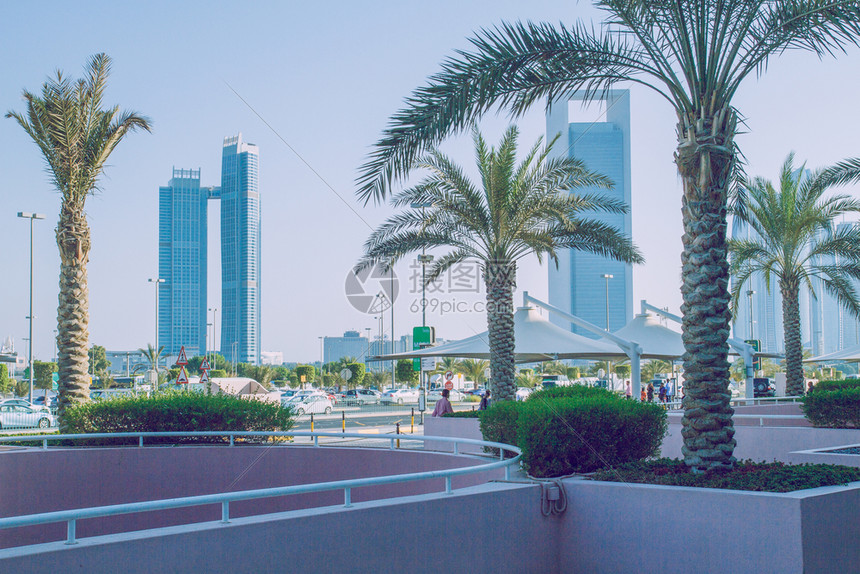 蓝色的首都在AbuDabi我们可以看到街道塔楼建筑物和生活2015年海滩图片