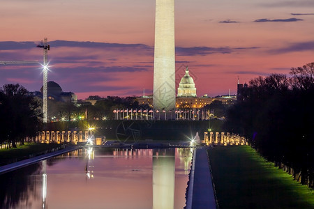 建造华盛顿纪念碑在日出时美国华盛顿特区的反射池中映照状态城市图片