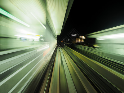 模糊快速地加度火车长距离照射产生的光线隧道图片