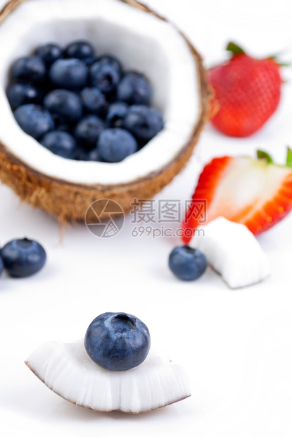一顿饭健康新鲜水果白底绝缘的草莓蓝和椰子养分自然图片