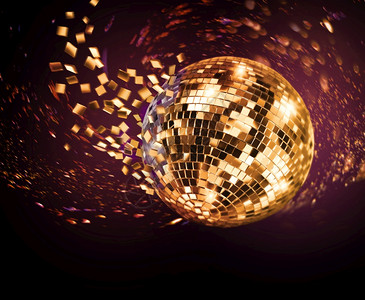 银迪斯科镜球在黑暗背景的银迪斯科反射球上旋转并破碎成紫色和金飞动玻璃碎片天花板纺纱迪斯科舞厅图片