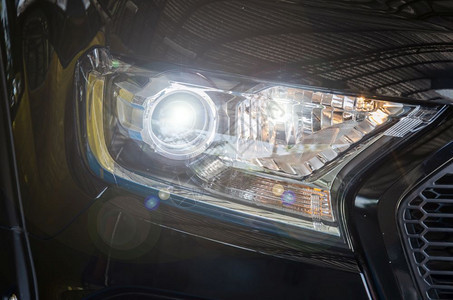 玻璃现代汽车外部详情现代运动车的灯光反射白色图片