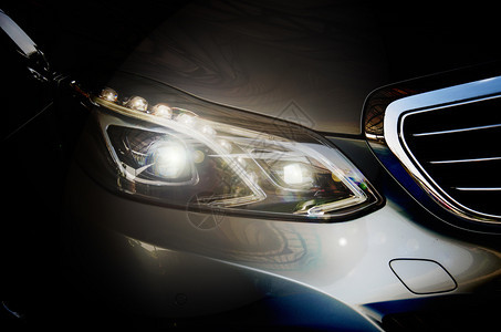 金属的大灯现代汽车外部详情现代运动车的灯光辉图片