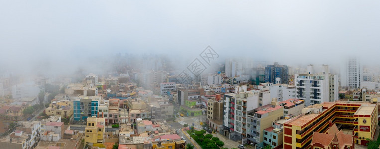 户外加鲁阿秘利马市首都的宫殿沉浸在典型的garua雾中区图片