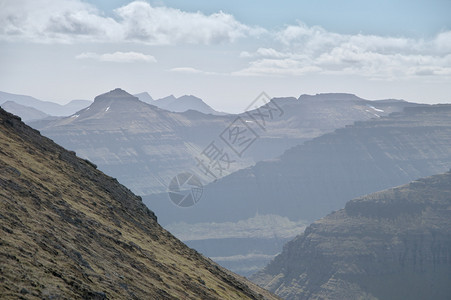 旅行法罗群岛地貌的横向景象和美丽的山峰景形象法罗群岛光辉的场景颜色自然图片