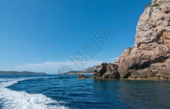 马略卡岛海岸目的地中海景西班牙马洛卡圣埃尔姆岛外海洋水地平线和岩石海岸假期晴天背景
