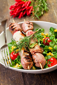 蔬菜配有沙拉的木制桌子上美味的烧肉切片食串高清图片