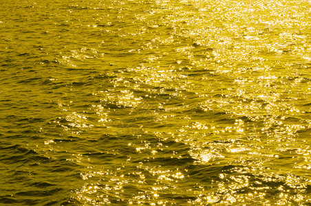 语气液体反射黄色调背景水面上的波纹图片