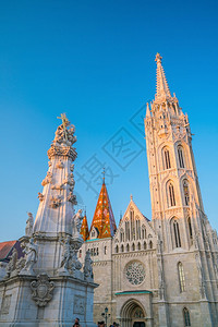 建筑学大教堂日落时匈牙利布达佩斯圣马提亚教堂尖顶图片