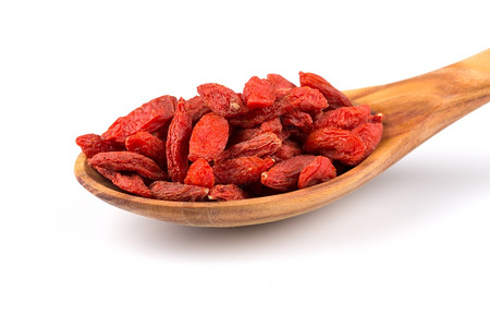 用木勺的果子浆紧贴白色背景营养丰富红色的图片