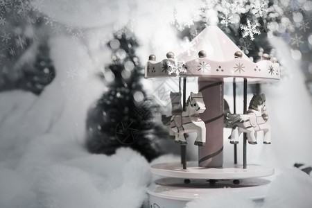 复古的粉色冬季旋转木马圣诞装饰奖章冬天图片