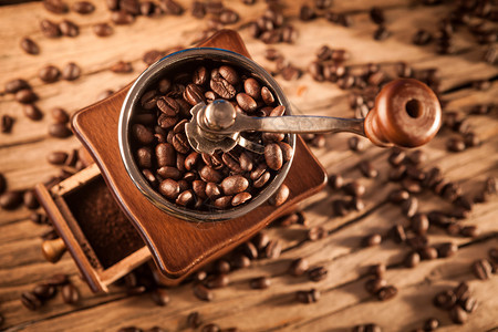 配有咖啡豆的老式手工咖啡研磨机图片