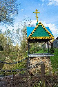 雅罗斯拉夫尔涅克索斯基俄罗亚拉夫地区Nekrasovsky区Vyatskoye村的Nikolin泉水天图片