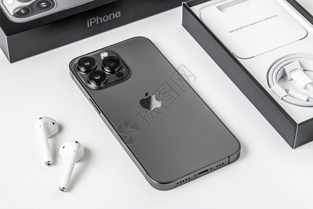 土耳其安塔利亚201年月30日新iPhone13Pro智能手机和AppleAirpods2耳机的后视图气垫移动的新图片