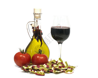 番茄油瓶和加意大利面粉的玻璃红酒大蒜喝自然图片