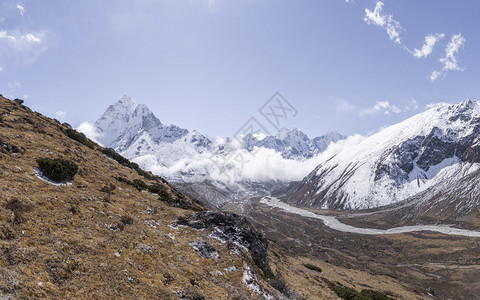 蓝天白云下的雪山峡谷风光图片