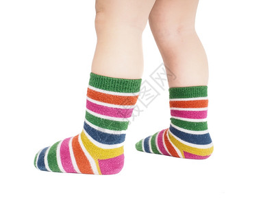 彩色袜子穿着彩色条纹袜子的婴儿腿背景