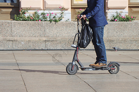 车辆骑术现代的在市广场骑脚踏车的人开着摩托车图片
