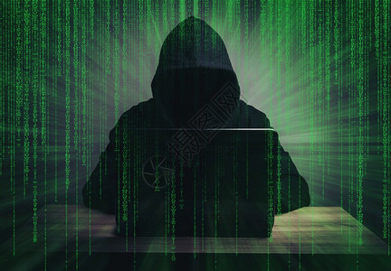 半夜惊醒盗窃代码中间程序员黑客半夜在笔记本码前工作设计图片