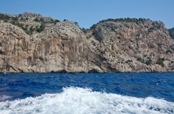 西班牙巴利阿里群岛Mallorca的悬崖海和船泡沫绿松石唤醒马略卡岛图片